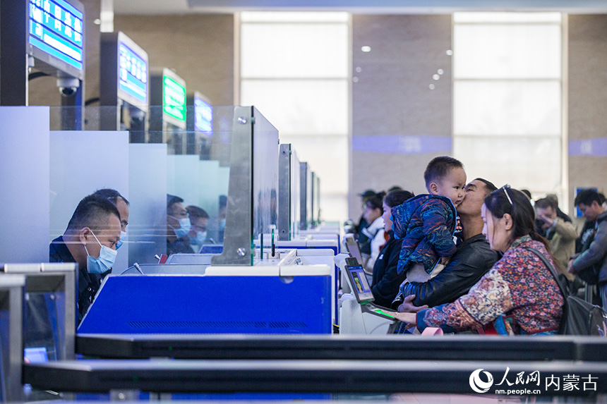 二連出入境邊防檢查站移民管理警察為旅客辦理通關手續。郭鵬杰攝