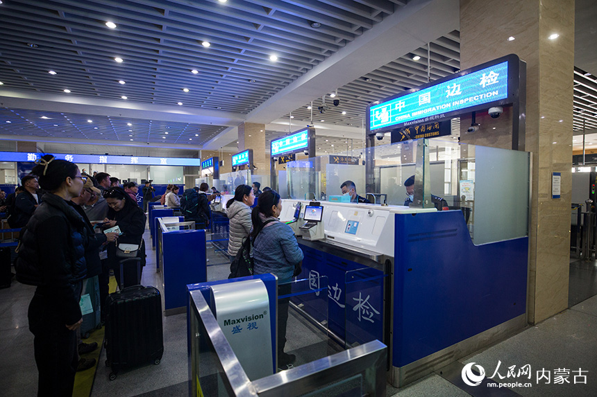 二連出入境邊防檢查站移民管理警察為旅客辦理通關手續。郭鵬杰攝