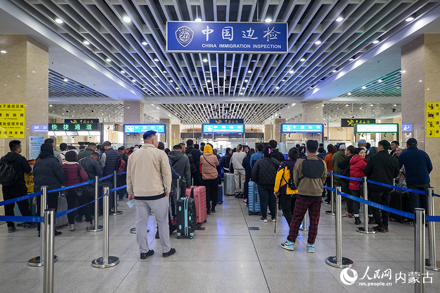 旅客在二連浩特公路口岸等待辦理通關手續。郭鵬杰攝