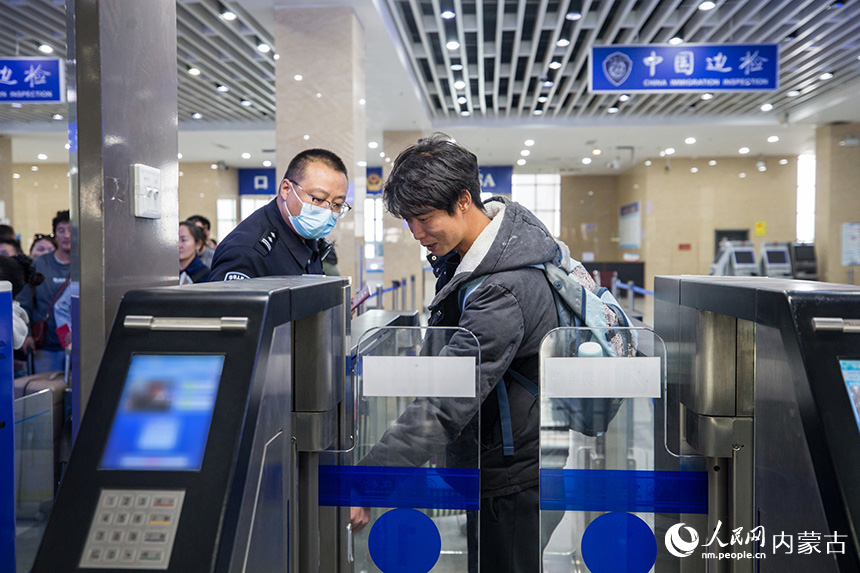 旅客從二連出入境邊防檢查站快捷通道辦理入境通關手續。郭鵬杰攝