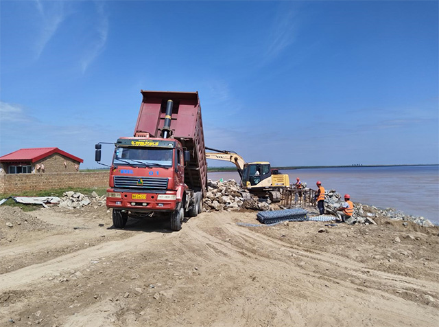 達拉特旗險工段落應急搶險。鄂爾多斯市水利局供圖