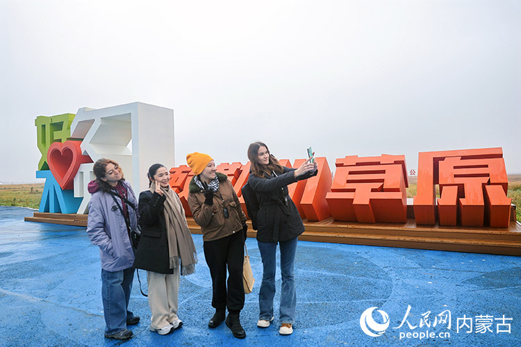 記者在敕勒川草原合影。人民網記者 張雪冬攝