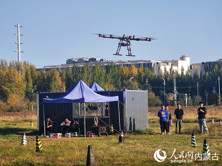 無人機飛行展示。人民網記者 趙夢月攝