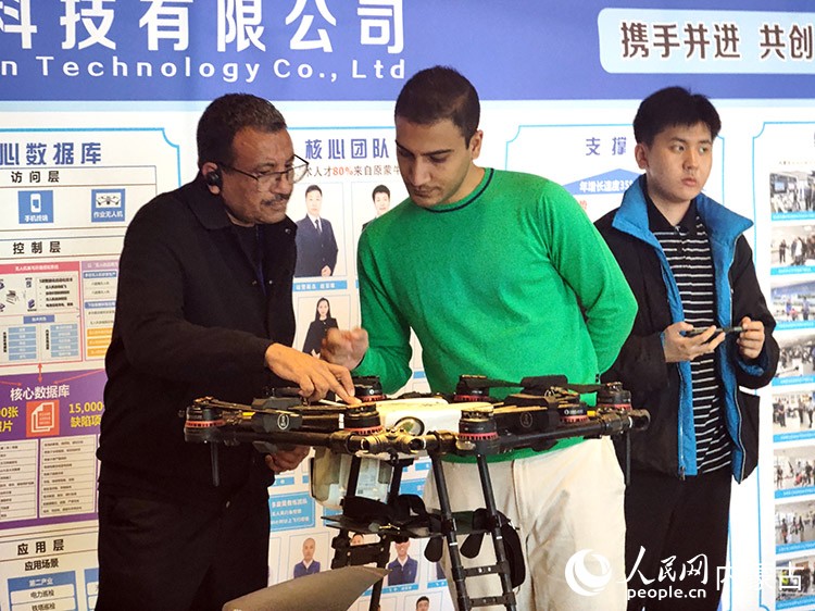 外媒記者近距離了解無人機。人民網記者 趙夢月攝