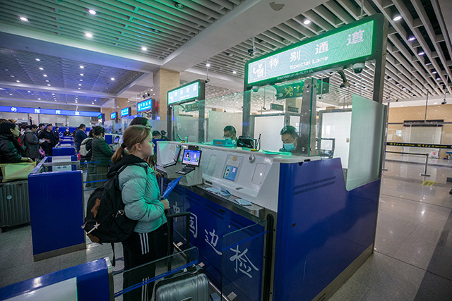 圖3：2024年10月31日，二連出入境邊防檢查站為使用“邊檢通”旅游團(tuán)組成員開通“特別通道”。