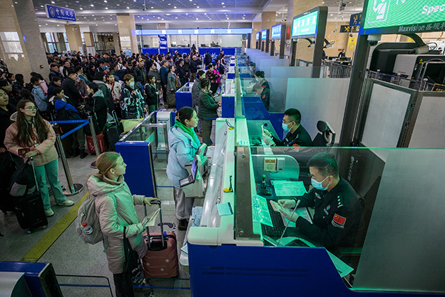 圖6：2024年10月31日，二連出入境邊防檢查站為使用“邊檢通”旅游團(tuán)組成員開通“特別通道”。