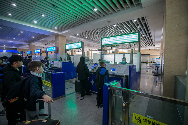 圖5：2024年10月31日，二連出入境邊防檢查站為使用“邊檢通”旅游團(tuán)組成員開通“特別通道”。