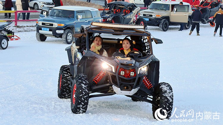 游客體驗雪地摩托。實習生 李蓉攝