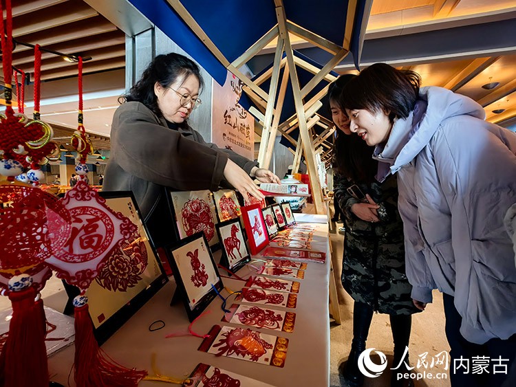 非遺文創展銷區,游客駐足了解。人民網記者 苗陽攝