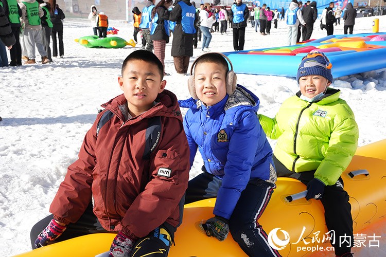 游客小朋友正在游玩。人民網記者 苗陽攝