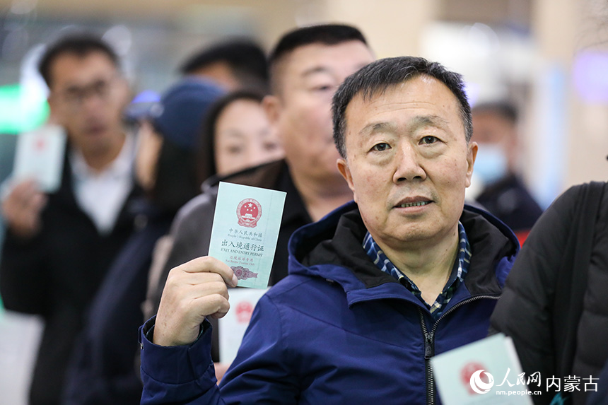 旅客持《中華人民共和出入境通行證》從二連浩特公路口岸出境,前往蒙古國扎門烏德市一日游。郭鵬杰攝