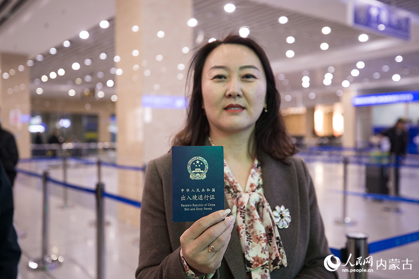 旅游團導游持一年多次有效的《中華人民共和出入境通行證》從二連浩特公路口岸出境,帶團赴蒙古國扎門烏德市一日游。郭鵬杰攝