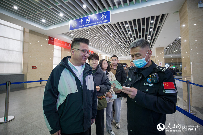 二連出入境邊防檢查站移民管理警察為中蒙邊境一日游旅客提供通關咨詢。郭鵬杰攝