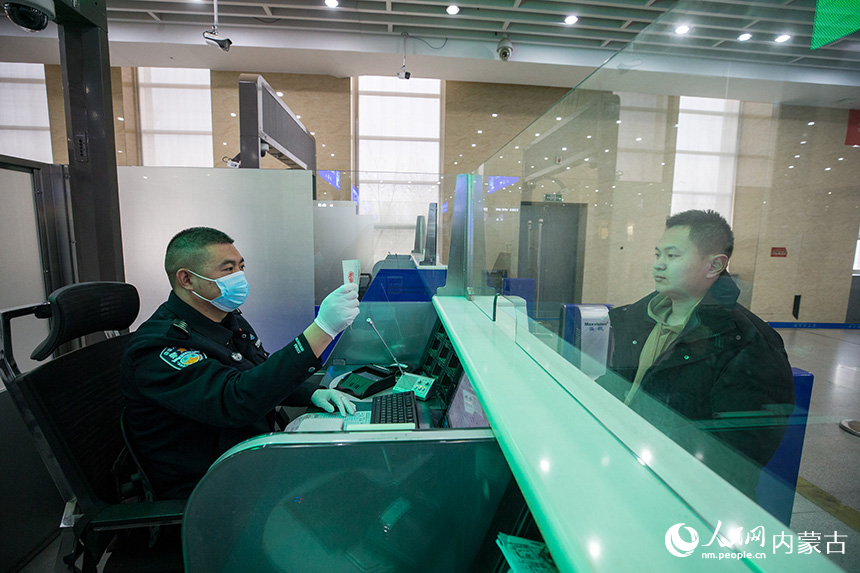 二連出入境邊防檢查站為中蒙邊境一日游旅客開通專用通道。郭鵬杰攝