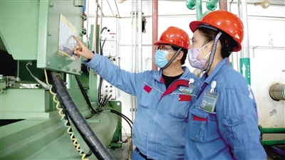 中鹽內(nèi)蒙古化工公司建立完善產(chǎn)業(yè)工人培養(yǎng)“1+1”師帶徒機(jī)制。