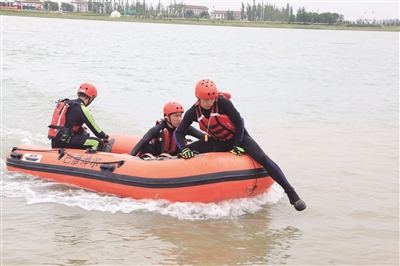 水上救援演練。