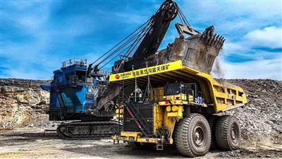 國能準能集團進行安全生產技術革新,使用無人駕駛礦車運載礦石礦渣。