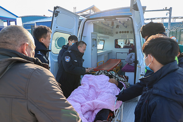 民警利用轉(zhuǎn)運間隙進行出入境邊防檢查。