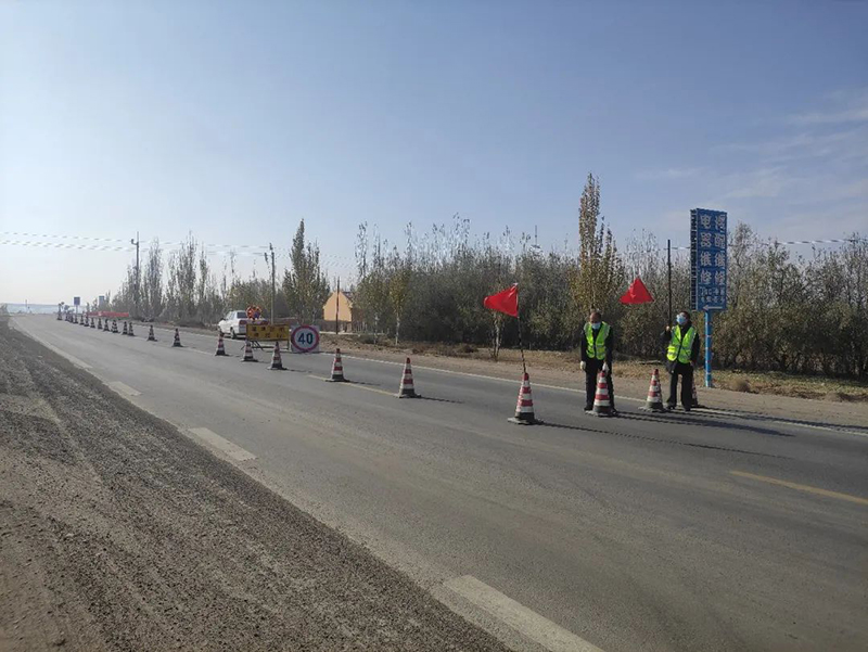 布控養護作業現場,疏導交通,確保道路安全暢通。辦理單位供圖