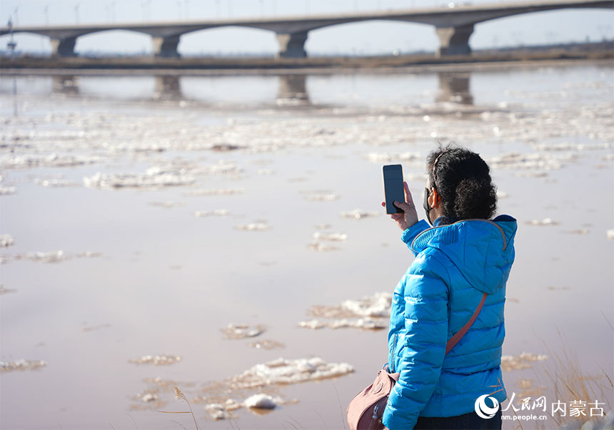 游客在黃河邊打卡流凌。人民網(wǎng)記者 苗陽攝