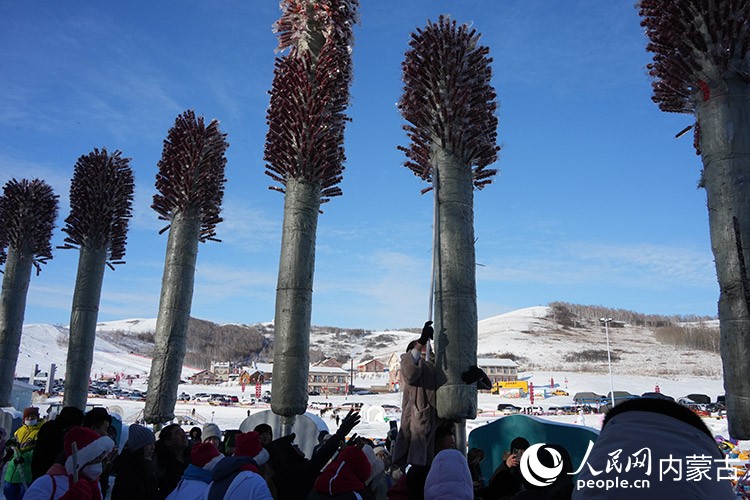 “升級款”糖葫蘆樹掛滿了紅彤彤的冰糖葫蘆。人民網記者 趙夢月攝