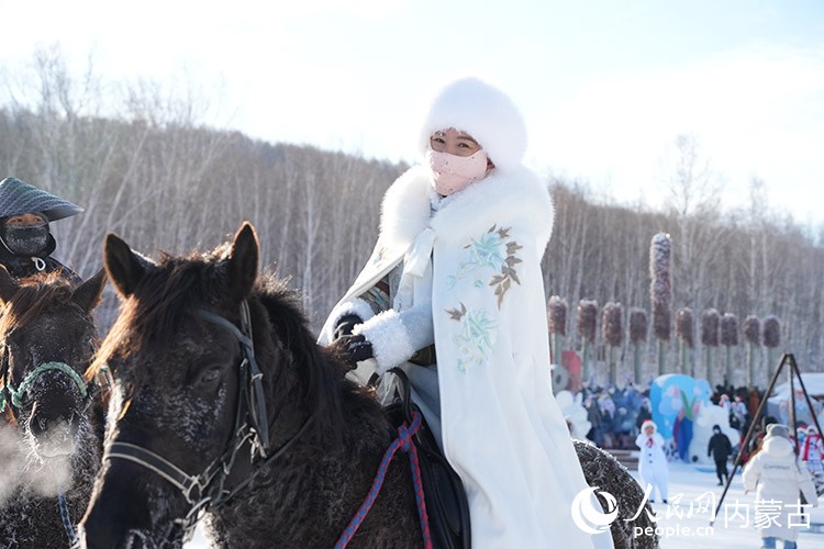 路遇“大俠”。人民網記者 趙夢月攝