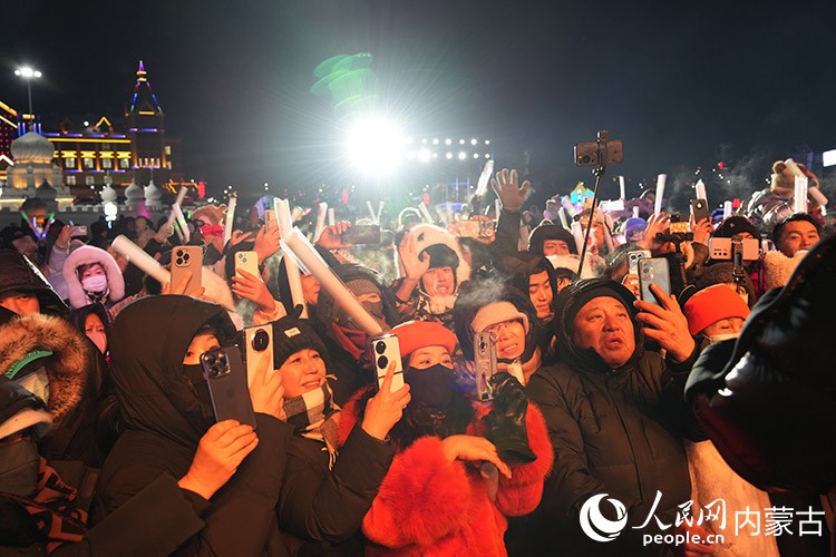 豐富的活動持續到夜間,游客熱情高漲。人民網記者 趙夢月攝