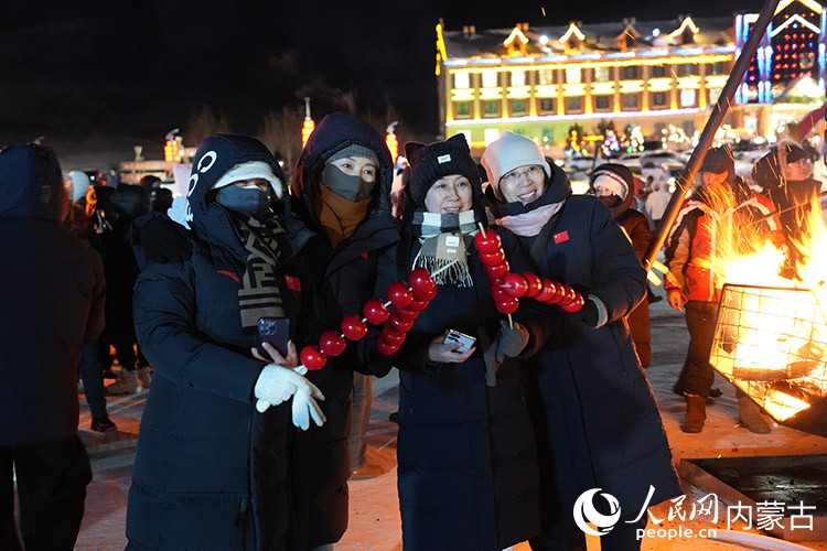 游客合影留念。人民網記者 趙夢月攝