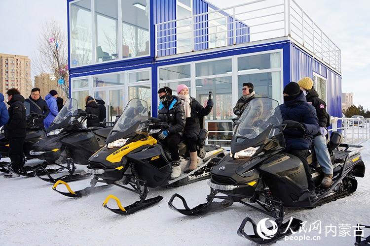 游客樂享雪上游樂設施。人民網記者 苗陽攝