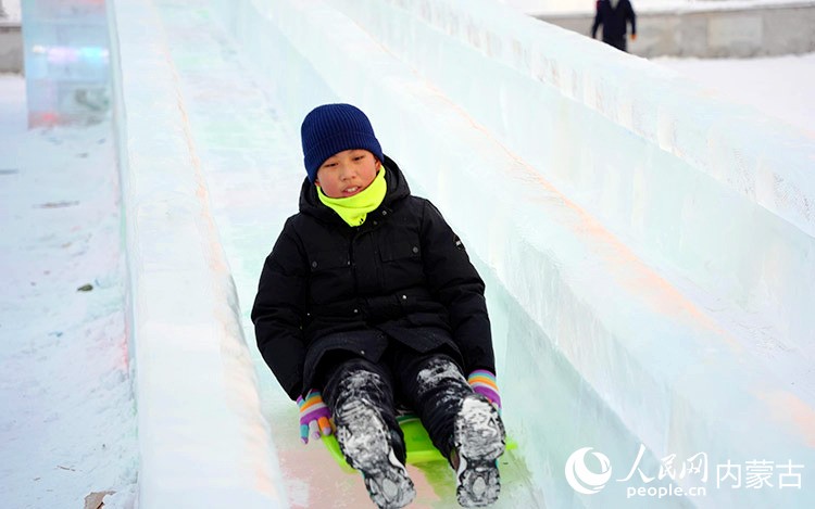 冰滑梯深受兒童喜歡。人民網記者 苗陽攝