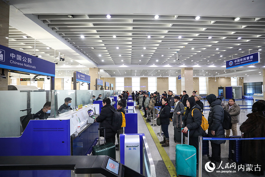 二連出入境邊防檢查站移民管理警察為旅客辦理通關手續(xù)。郭鵬杰攝