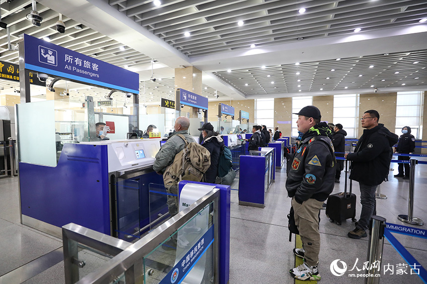 二連出入境邊防檢查站移民管理警察為旅客辦理通關手續。郭鵬杰攝