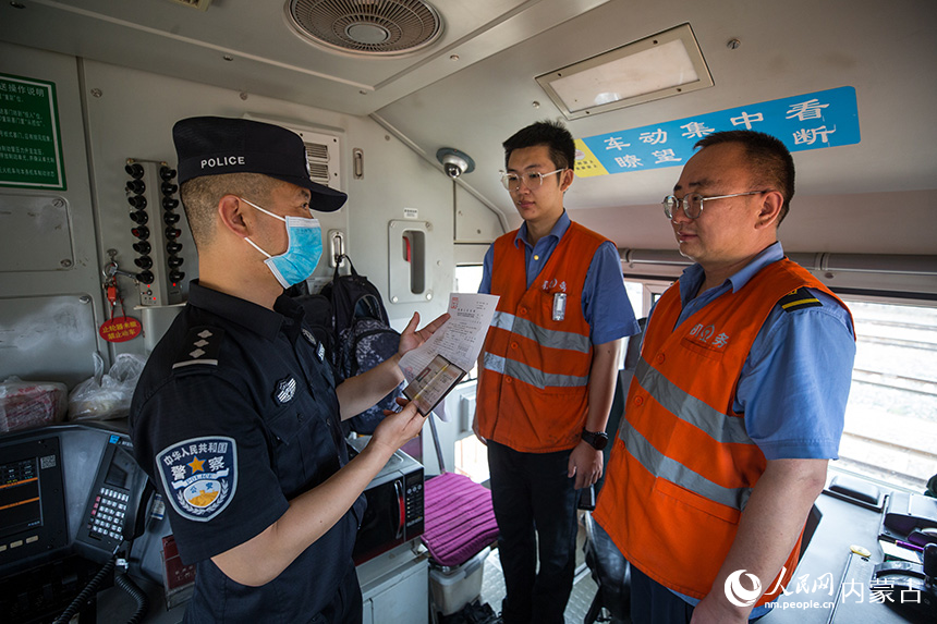 2024年7月3日,二連出入境邊防檢查站移民管理警察為中歐班列司機(jī)辦理通關(guān)手續(xù)。郭鵬杰攝