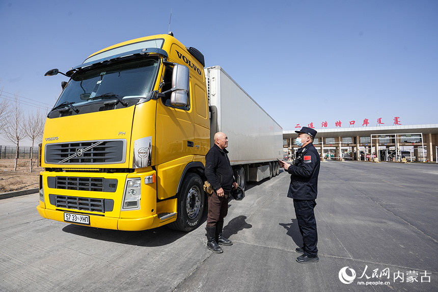 2024年4月1日,二連出入境邊防檢查站移民管理警察查驗貨車司機通關證件。郭鵬杰攝