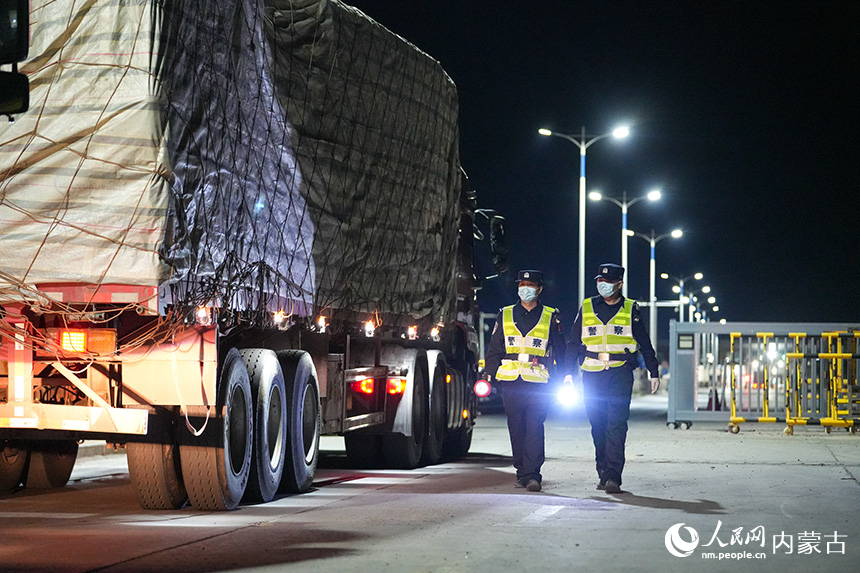2024年4月29日,二連出入境邊防檢查站移民管理警察正在對出境貨車進行車體檢查。郭鵬杰攝