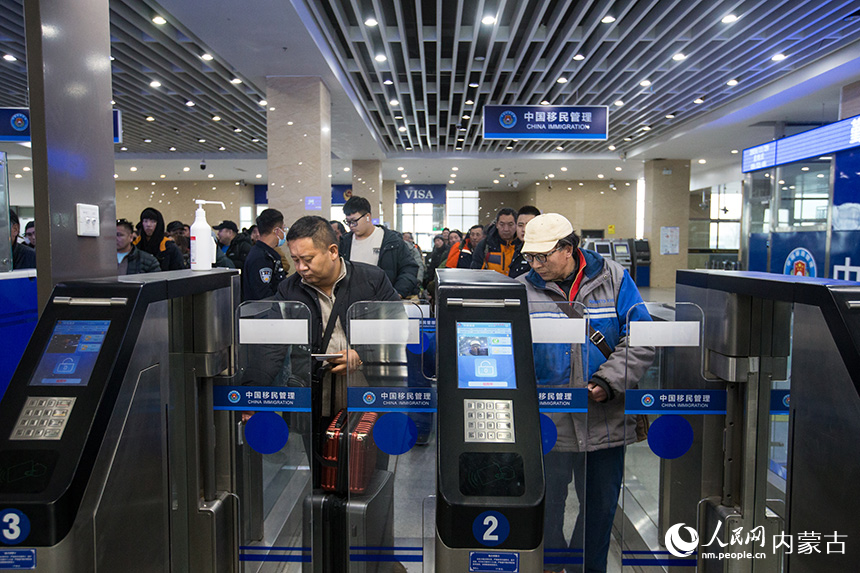 2024年11月29日,旅客從二連浩特公路口岸快捷通道入境。郭鵬杰攝