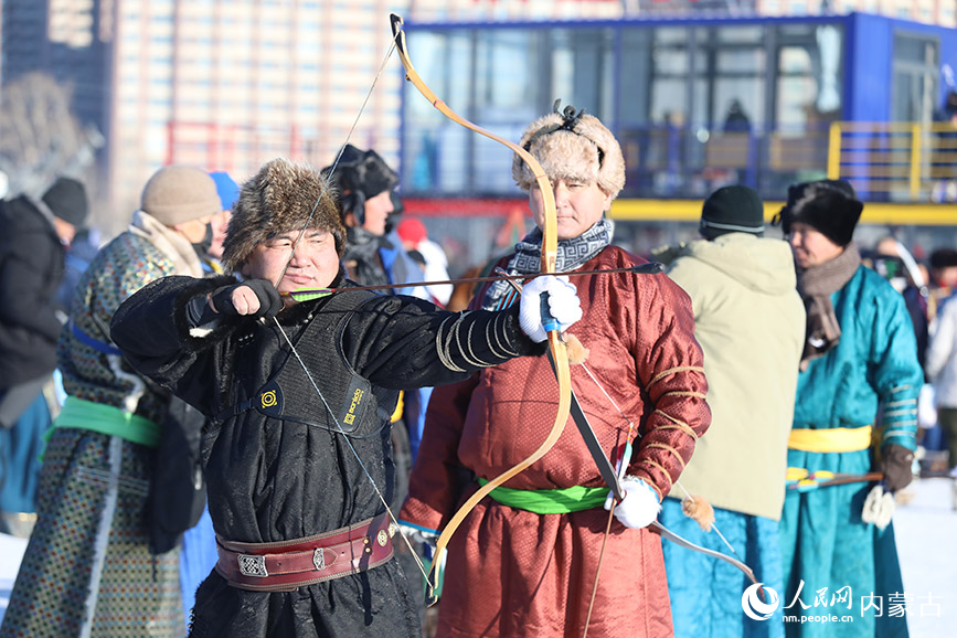 聚精會(huì)神。人民網(wǎng)記者 李睿攝