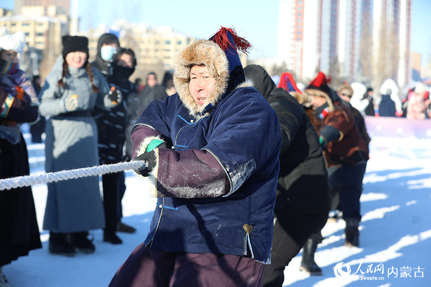 雪地拔河。人民網記者 李睿攝