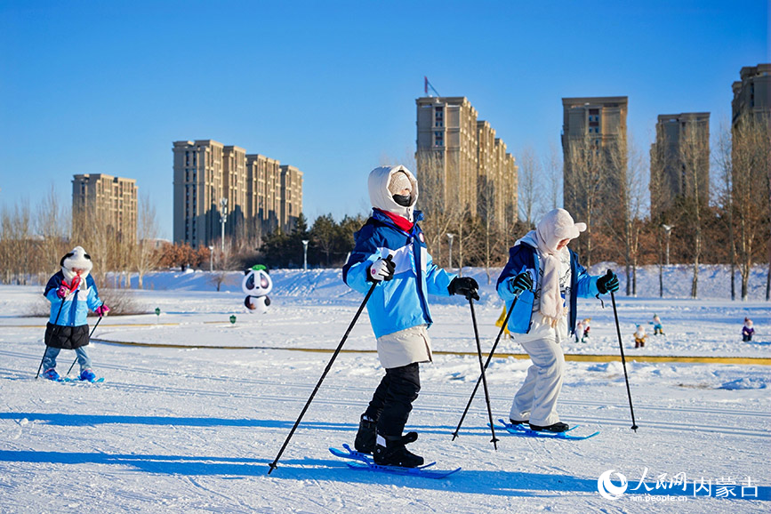 市民在城市雪道滑雪。人民網(wǎng)記者 齊浩男攝