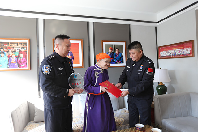 為都貴瑪頒發(fā)”戍邊文化公益大使“聘書。