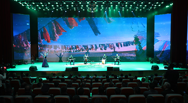 觀看警察節(jié)晚會。