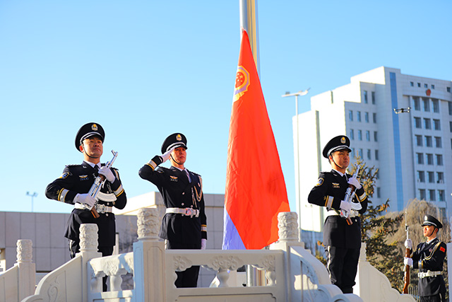舉行升警旗儀式。