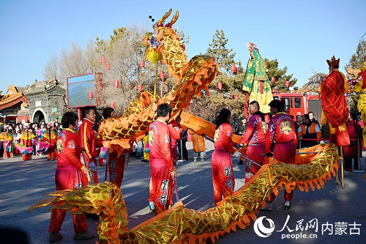舞龍表演。 實習(xí)生 李子薈攝
