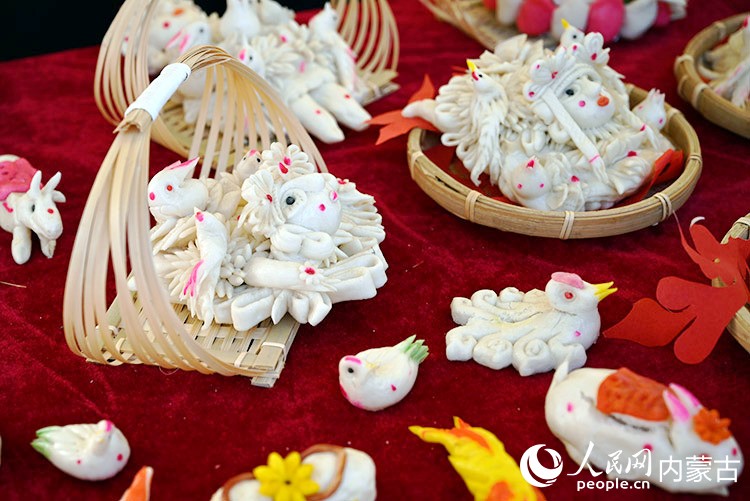 活動現(xiàn)場的面塑展示。 實習(xí)生 李子薈攝