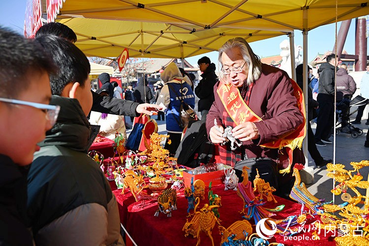 絲編藝術(shù)非遺傳承人賈茂田為大家講解非遺技藝。 實習(xí)生 李子薈攝