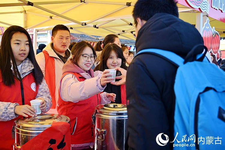 活動志愿者為大家準(zhǔn)備暖心免費奶茶。 實習(xí)生 李子薈攝