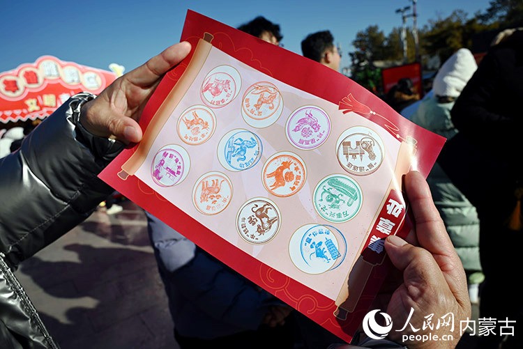 集章打卡。 實習(xí)生 李子薈攝