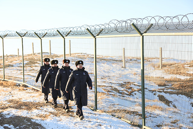 春節(jié)前夕，民警巡護(hù)中蒙邊境，檢查邊境線鐵絲網(wǎng)有無損壞，守護(hù)祖國邊境安全穩(wěn)定