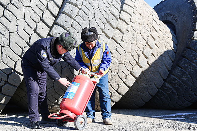春節(jié)前，民警檢查轄區(qū)內(nèi)輪胎廠消防設(shè)施，確保轄區(qū)安全穩(wěn)定。
