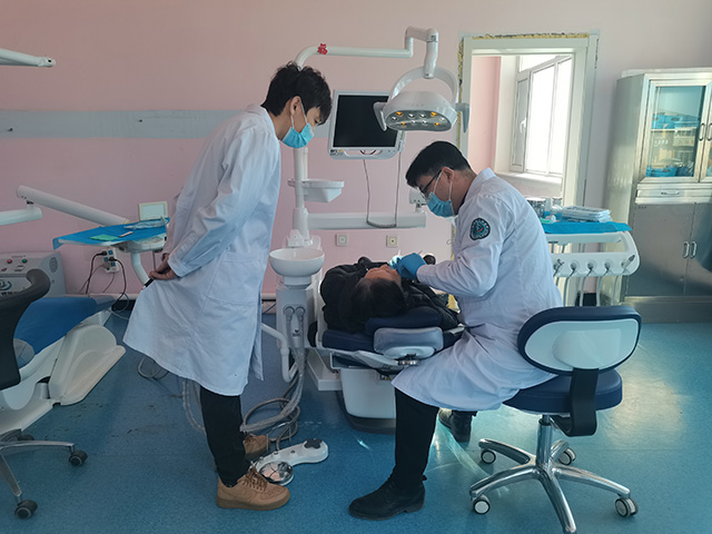 旗第一醫共體總院口腔科副主任、中國口腔醫學會會員、興安盟口腔醫學會理事范俊峰為基層患者提供家門口的專家醫療服務